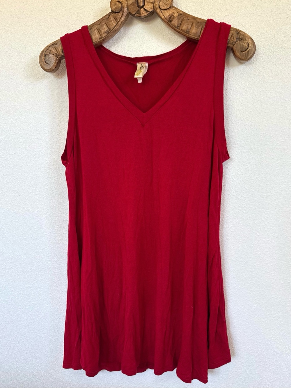 Lara Red V-Neck Sleeveless Women's Tank Top - Unbranded